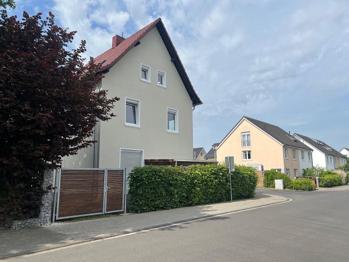 Außenansicht mit Gartentor