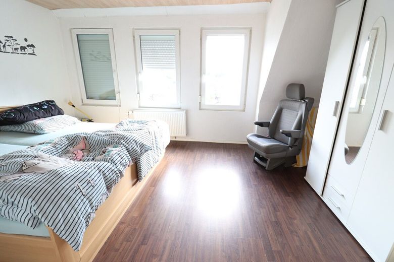 Charmantes Einfamilienhaus mit PV-Anlage und  viel Platz für die ganze Familie in Lehre ! – OG Schlafzimmer 1