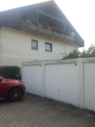 Dachgeschosswohnung mit viel Licht und Aussicht – Garage