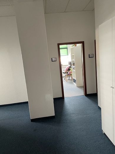 günstiger Büroraum in Gemeinschaftsbüro im Industriegebiet Leonberg an der Autobahn – Flur zu Raum 8