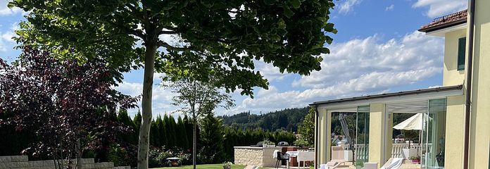 Luxus trifft Natur: Moderne Architektenvilla mit Pool und traumhaften Sonnenuntergängen – Blick auf das haus