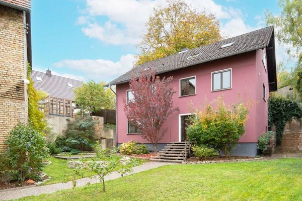 Viel Platz, viele Möglichkeiten: 2 Familienhaus mit großem Gartenparadies