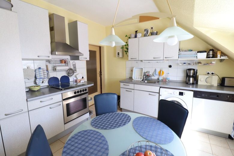 Modernisiertes Ein-/Zweifamilienhaus mit Fernwärmeanschluss in ruhiger Sackgassenlage – Küche OG