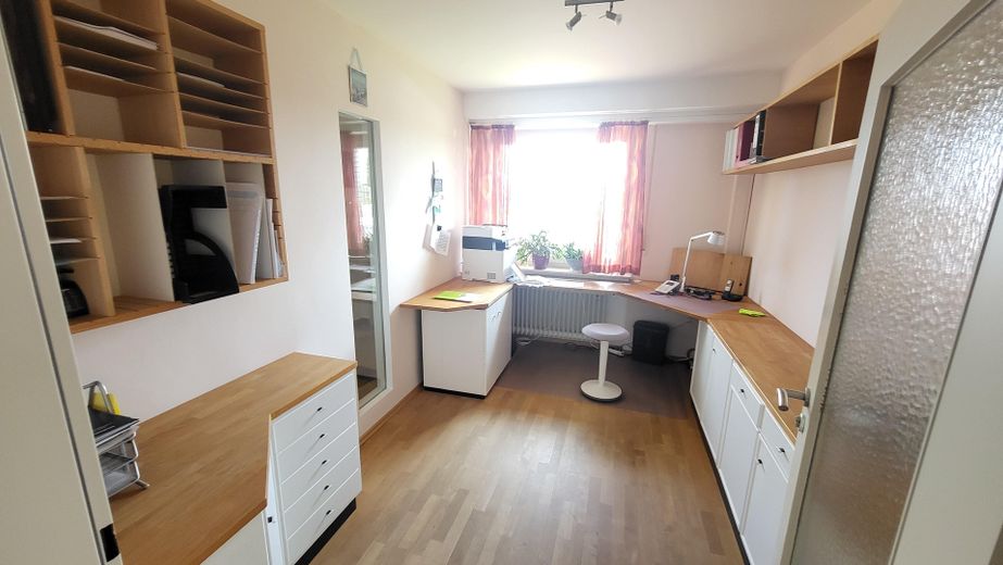 Maison d’architecte située sur un versant calme avec espace séparé pour bureau/cabinet (appartement indépendant) – Büro