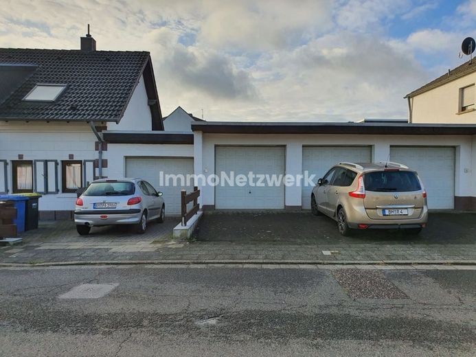 TOP***Zweifamilienhaus mit 4 Garagen im Vorort von Elsdorf***NEU – Front