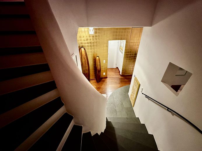 Modernes Einfamilienhaus mit freiem See- und Bergblick Nähe  Prien – Treppe vom OG