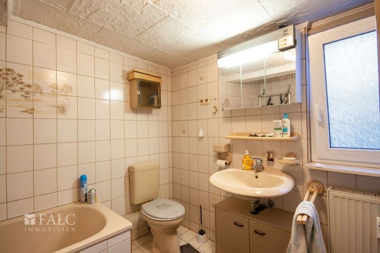 Einfamilienhaus, Ladenlokal und viel Grundstück - mitten in Bergheim – Bad OG