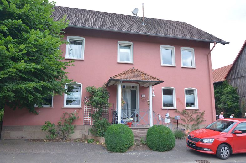 Ein Hof mit Geschichte – und Raum für neue Ideen – Ansicht Wohnhaus mit Haustür