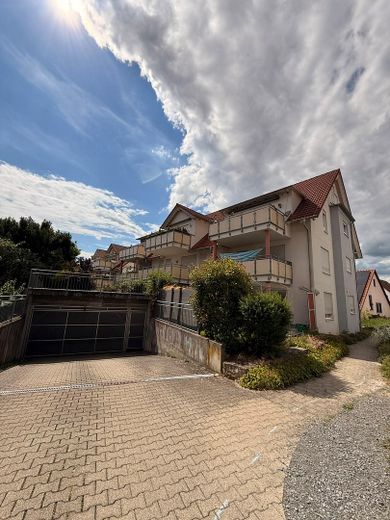 Provisionsfrei: Maisonette mit Hausgefühl, Südbalkon und 2 Tageslichtbädern inkl einem TG-Stellplatz – Hausansicht/TG-Einfahrt