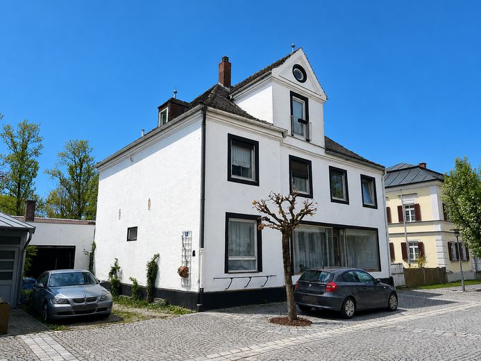 Central residential and commercial building with commercial hall and PV system – Foto 2