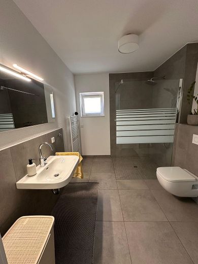 Moderne Neubau-Wohnung mit Einbauküche, Loggia + Terrasse! – Foto 17