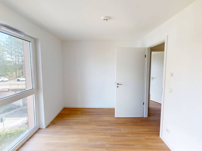 Konfor faktörü garanti: Ankastre mutfaklı ve güneşli BALKONLU aydınlık 3 odalı yeni bina dairesi – Ansicht I: Schlafzimmer II