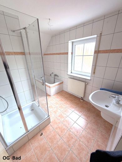 1-gezinshuis in 93333 Neustadt/Do (bj 2003), 120m² woonoppervlakte, 532m² grond en dubbele garage – OG Bad mit Badewanne/Dusche/WC