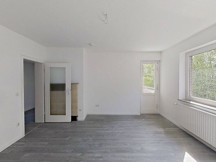 **FRISCH RENOVIERT** Helle 3-Zimmer-Wohnung mit BALKON und modernem Wannenbad – Ansicht II: Wohn- und Esszimm…