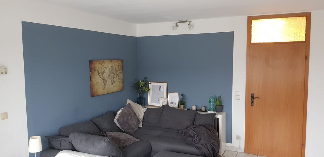 Balkon, bodrum ve yer altı garajına sahip en iyi 3 odalı daire – Wohnzimmer
