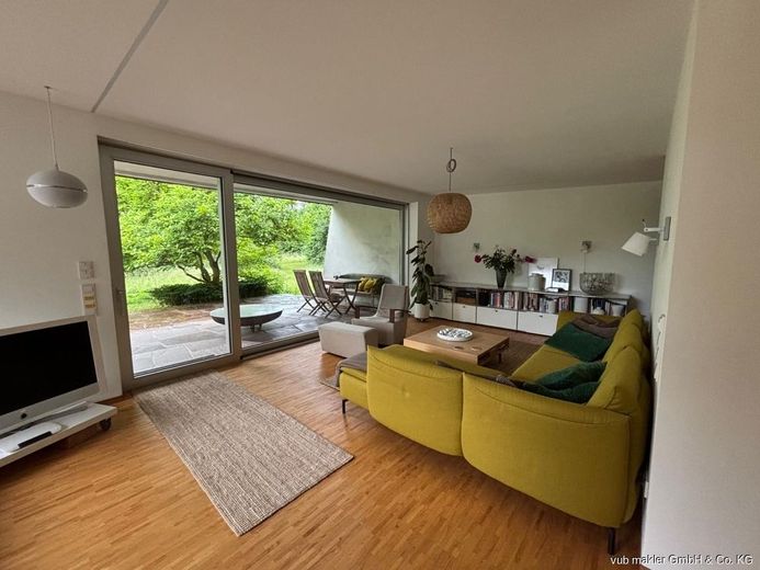 Rarität im Fichtelgebirge: Kernsanierter Bauhaus-Bungalow mit 163m² auf 7.500 m² Parkgrundstück – 13_Wohnzimmer-hell-Sofa