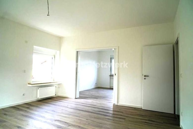Frisch sanierter Wohntraum in Pforzheim-Sonnenberg: 5 Zimmer mit Ausblick und Garage – Wohnzimmer, Blick auf das Esszimmer 2