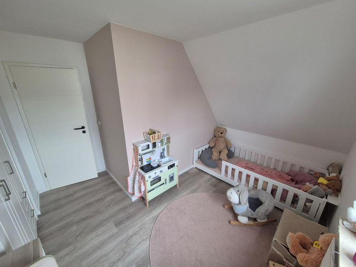 Partially renovated 6-room semi-detached house – Kinderzimmer Wohnung OG