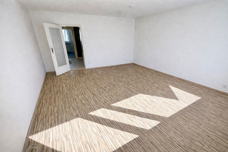 Helle 3-Zimmer-Wohnung mit Blick ins Grüne, überdachtem Balkon, Aufzug und TG in Nürnberg-Langwasser – Wohnzimmer