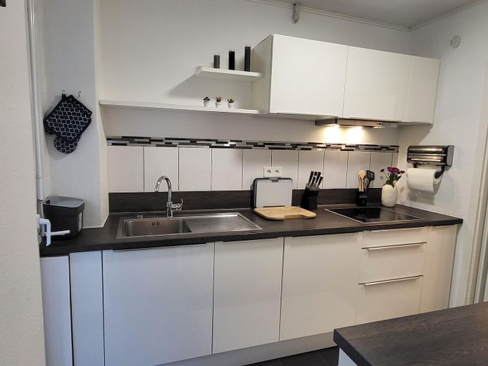 Volledig gemeubileerd 2,5-kamerappartement met balkon en inbouwkeuken in Stuttgart-West – Küche