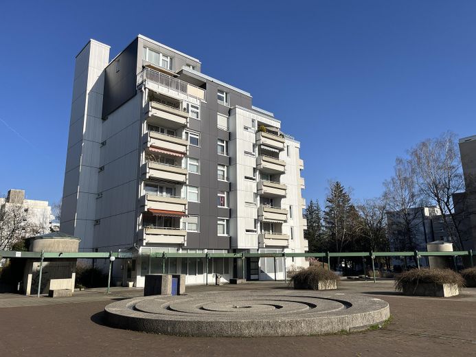 Seitenansicht Gebäude Vorplatz
