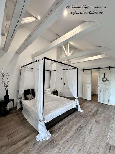 Schlafzimmer mit Ankleideraum