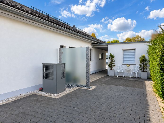 Winkelbungalow mit Sonnenterrasse und großzügigem Wohnambiente – Eingang 2