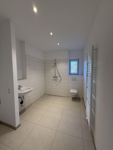 Moderne 2-Zimmer-Neubauwohnung 2026 mit Balkon & Blick ins Grüne in zentraler Lage – Badezimmer mit Fenster