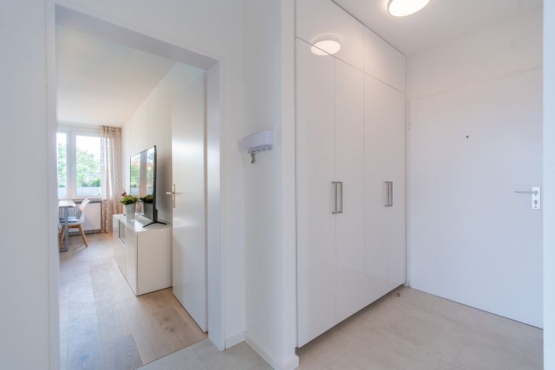 Moderno appartamento ammobiliato di 3 locali con balcone esposto a ovest - spese accessorie incluse – Flur Einbauschrank