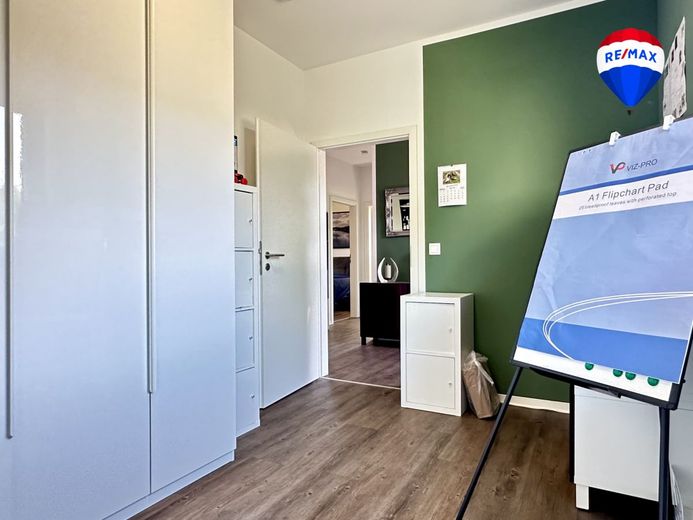 Leben wo andere Urlaub machen Bungalow direkt am See mit Solarenergie – Gemütliches Gästezimmer