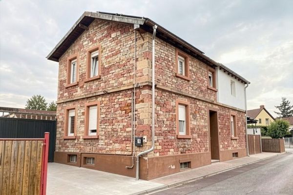 Familienfreundliches Einfamilienhaus in Eisenberg mit schönem Garten, Pool, Solaranlage & Garage