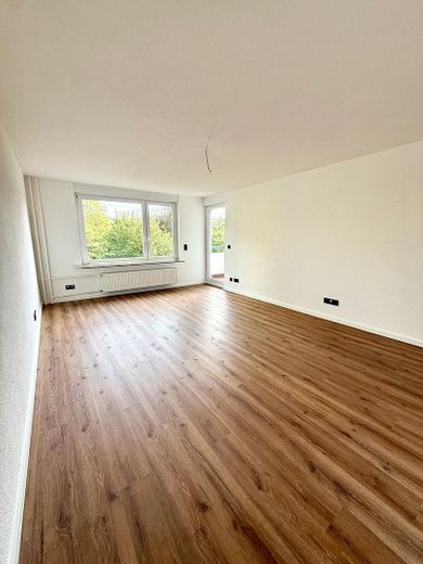Високоякісно відремонтована 3-кімнатна квартира з балконом – Wohnzimmer