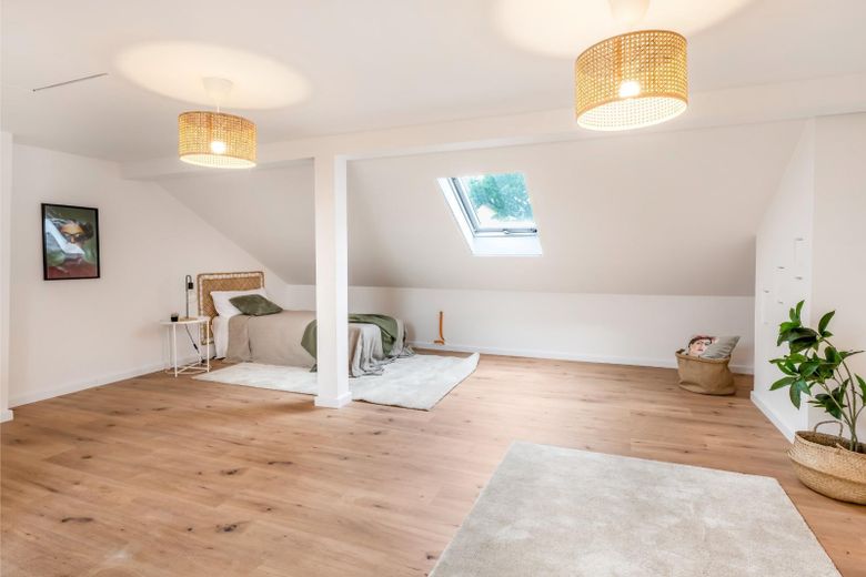 Frisch renoviertes Familienglück mit 5 Zimmern und Garten in Bremen-Vegesack – Schlafzimmer 3 im DG