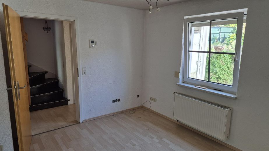 €12,000 saved on estate agent fees! Modernised semi-detached house with garden: close to the centre, quiet, low ancillary costs – Wohn-Essbereich EG