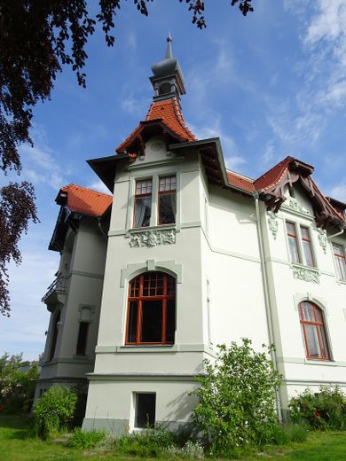 Modernisierte Jugendstilvilla – Ansicht von Süden mit Turm