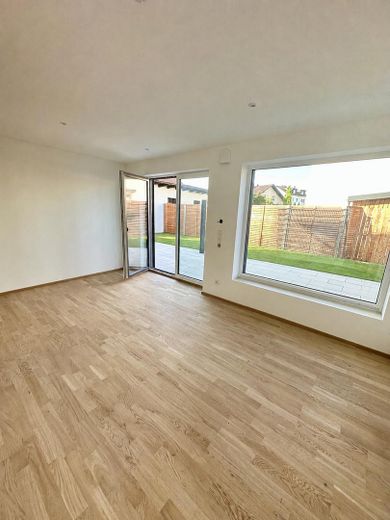 Aktionspreis! 99 % bezugsbereit – Mittelhaus in Teugn  - 100.000 € KfW-Förderung – Wohnzimmer