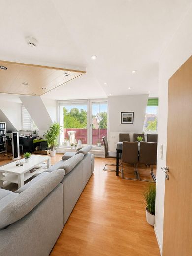 Lichtdurchflutete 107m 4-Zimmerwohnung – Wohnzimmer mit Essbereich