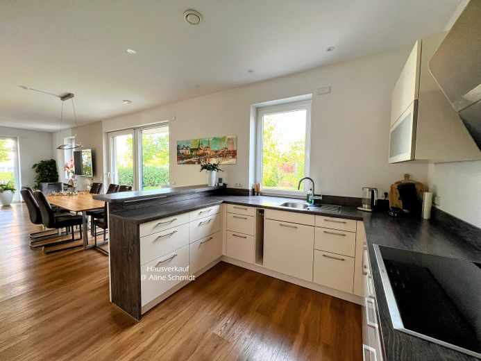 Einbauküche mit Essbereich