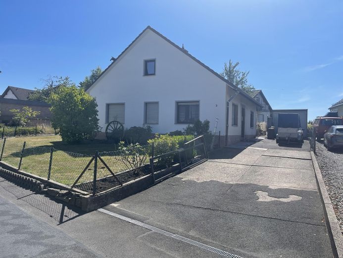 Seelscheid, Einfamilienhaus zentrale Lage – Straßenansicht