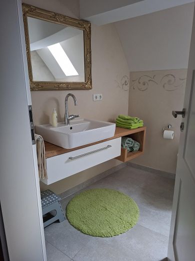 Appartement ancien en duplex élégant et exclusif dans la vieille ville, avec ascenseur et balcon – Badezimmer 2. Wohnebene