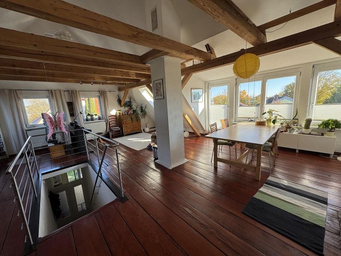 großzügiger Wohnraum im DG