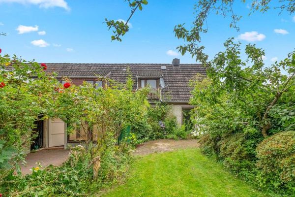 Renovatiebehoeftige twee-onder-een-kapwoning met een droomachtig perceel met tuin en garage