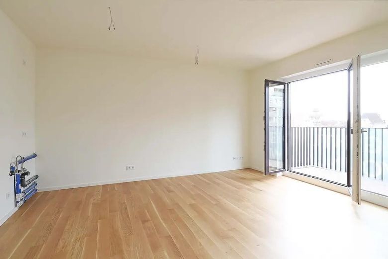 Lichtdurchflutete Traumwohnung, herrlicher Ausblick und Westbalkon - für Paare – Wohnzimmer mit Küche