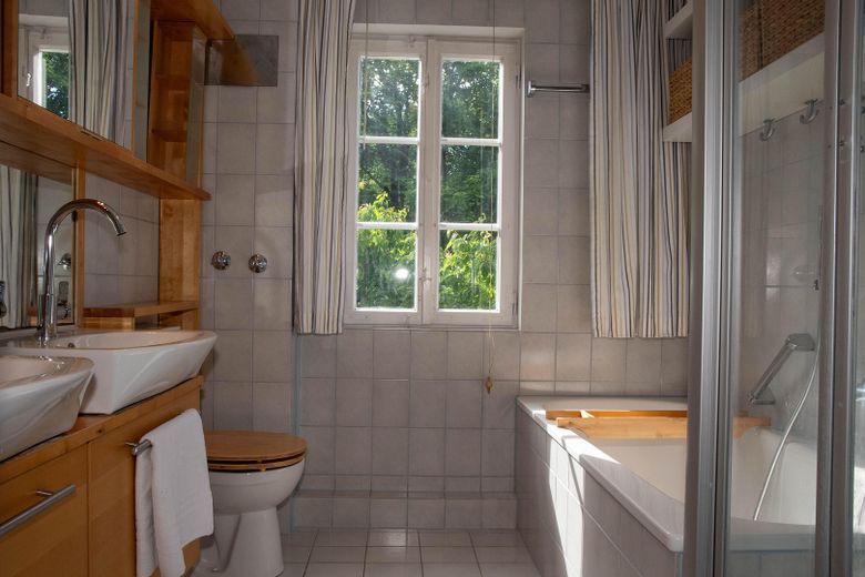 Badezimmer Wanne/Dusche OG
