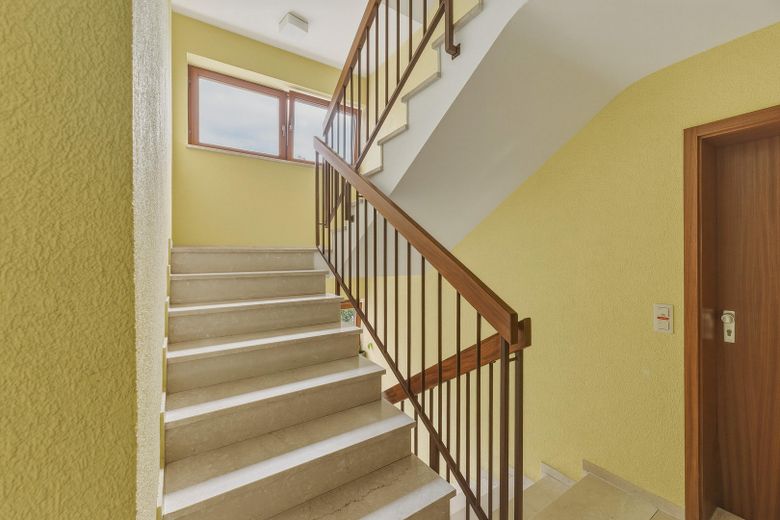 Entrare e sentirsi a casa: appartamento di 2,5 locali libero da subito a Ulm-Wiblingen – Treppenhaus