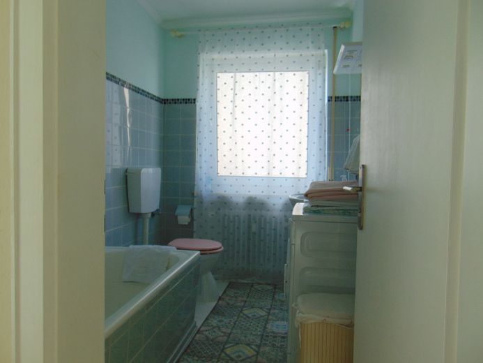 2-Generationen-Haus mit zusätzlicher Einliegerwohnung in Bad Wörishofen – Badezimmer OG