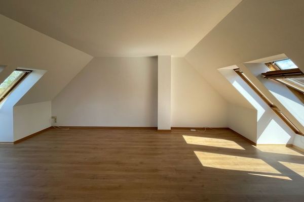 kühler Kopf im klimatisierten Schlafzimmer - 2-Zimmer DG-Wohnung ca. 56m² inkl. TG-Stellplatz in Leubnitz