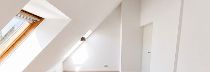 Lichtdurchflutete 2-Zimmer-Dachgeschosswohnung mit neuer Einbauküche in Berlin-Grünau – Wohnzimmer