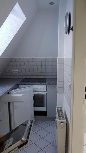 1 ZKB + Balkon in Zwickau-Auerbach, Dachgeschoss-Wohnung mit EBK – Küche Bild 1