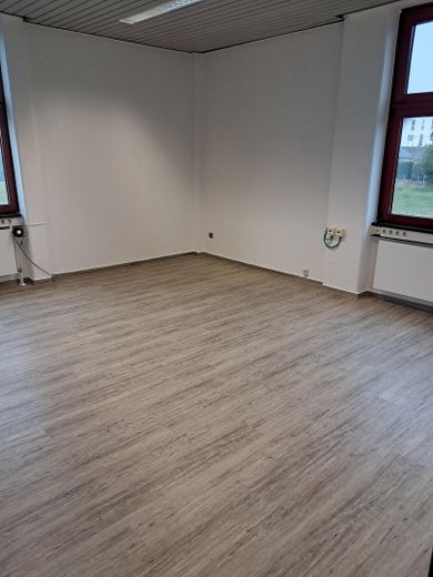 Verwaltungsgebäude, bei Bedarf mit kleiner Halle, Ortsteil 53577 Neustadt/Wied, zu vermieten – Eckbüro Feldseite 26